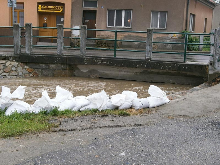 Trhové Sviny, potok u hlavní silnice na Budějce. Foto Lenka Vandělíková
