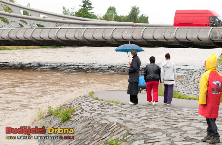 Budějčáci sledují potopu u Dlouhého mostu