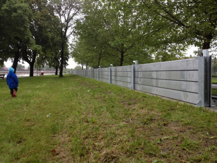 Protipovodňová stěna už je nainstalována na Jiráskově nábřeží