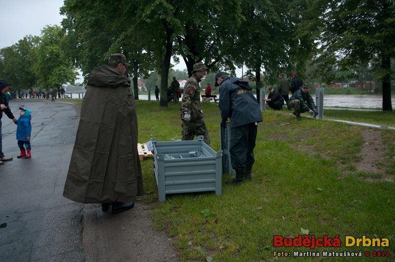 Stavba protipovodňové stěny na Jiráskově nábřeží