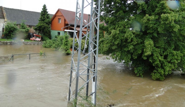 Zaplavené domy u řeky Malše
