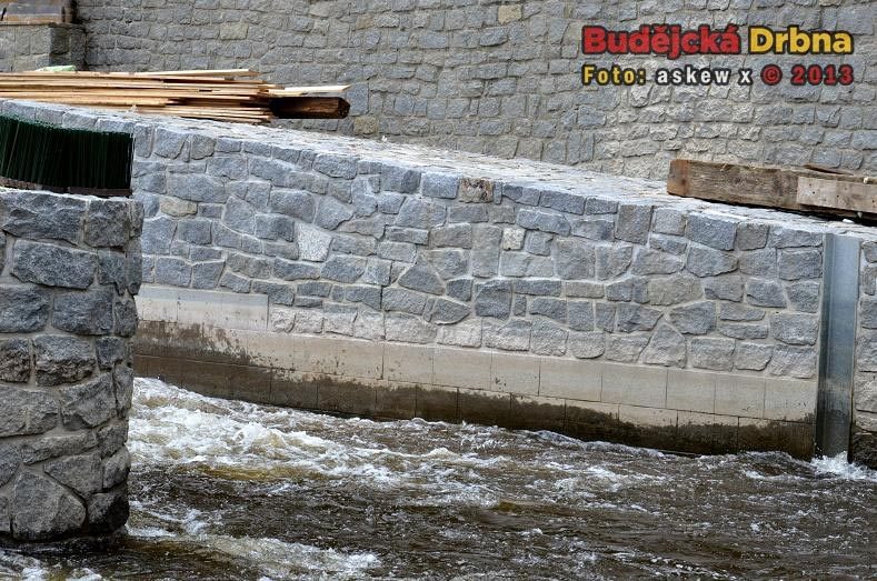 Detail propusti - hladké zdivo v dolní části pro rychlejší průtok vody