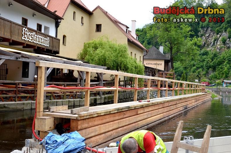 Obslužná lávka z dubového dřeva