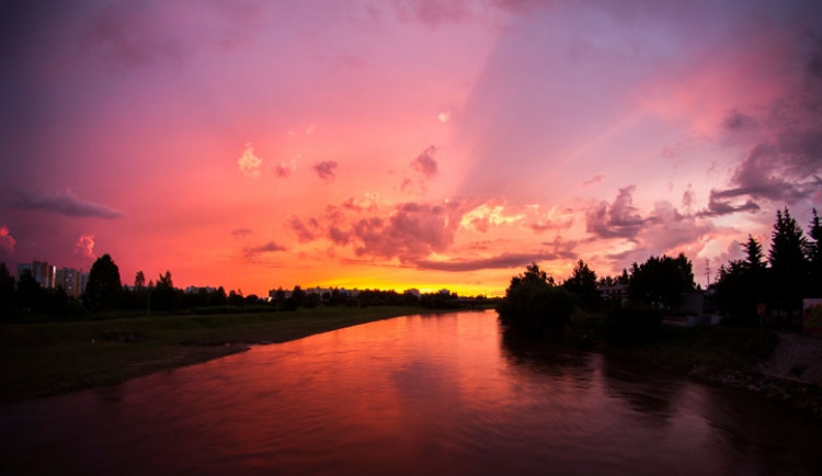 Západ slunce z Pražského sídliště. Foto Libor Fousek