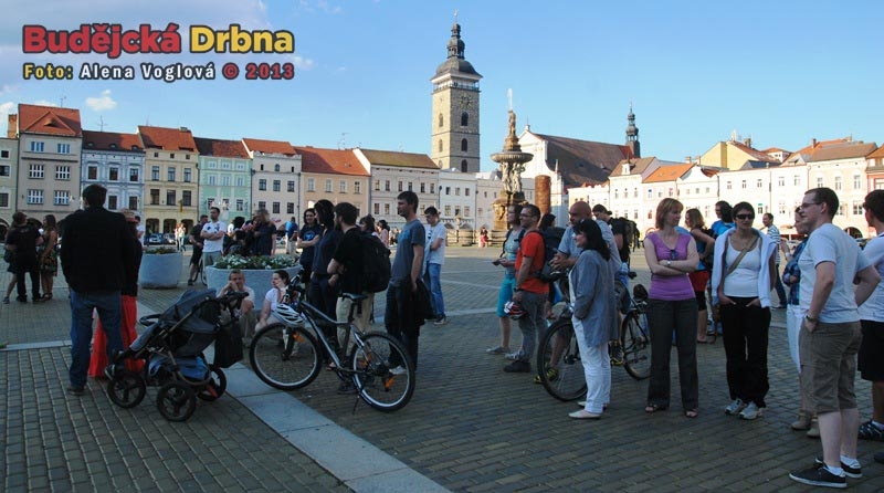 Skupinka lidí, která si přišla poslechnout Strong Coffee