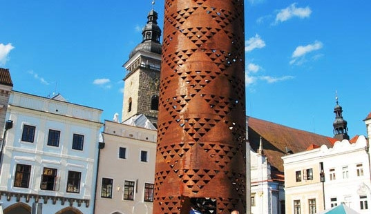 Rozhledna Čestmíra Sušky, který stojí u vchodu