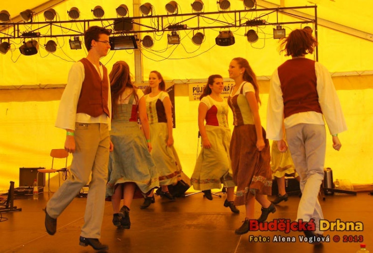 Taneční skupina Coiscéim při tradiční irské polce