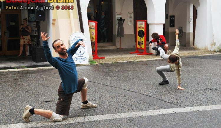 Déšť tanečníkům nevadil