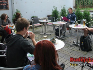 V literární kavárně probíhalo autorské čtení básní