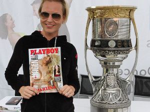 Martina Pártlová s Gagarinovým pohárem a časopisem Playboy, na jehož titulní straně se tahle budějcká zpěvačka objevila