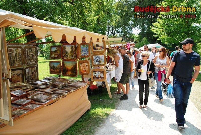 Stánkaři byli schováni ve stínu krásných stromů po celém parku
