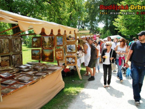Stánkaři byli schováni ve stínu krásných stromů po celém parku