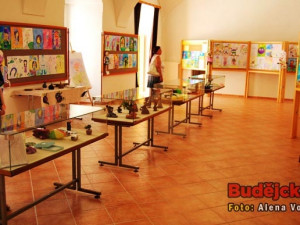 Výstava dětských prací na téma borůvky