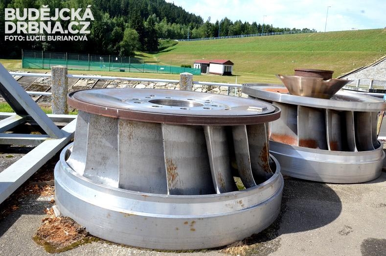 Demontované oběžné kolo turbíny - 17 lopatek, hmotnost sedm tun