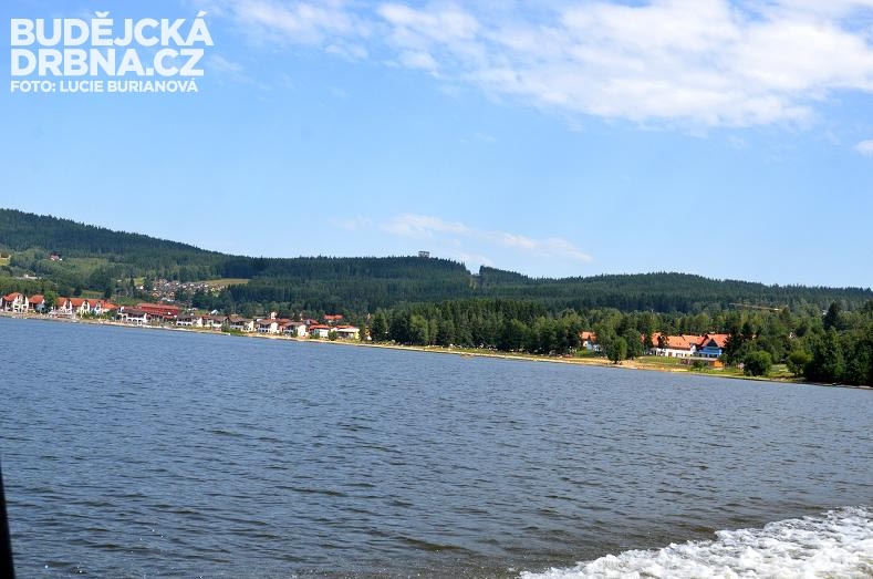 Vodní plocha jezera má v nejdelší části délku 44 kilometrů a šířku 10 kilometrů