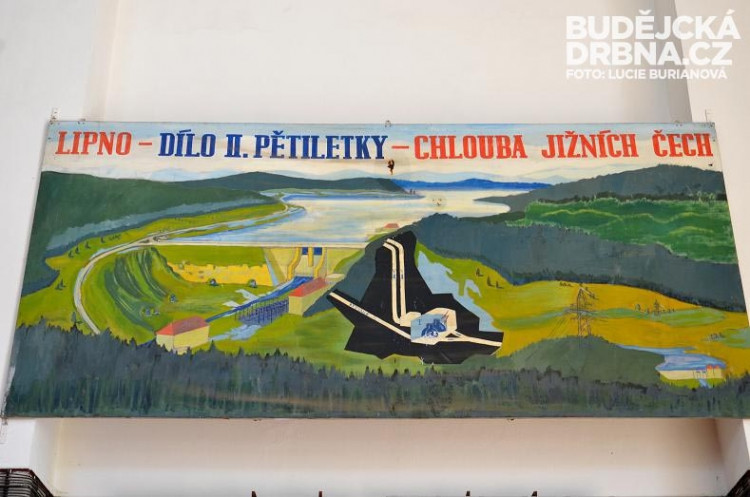 Historický transparent z doby výstavby přehrady a elektrárny Lipno