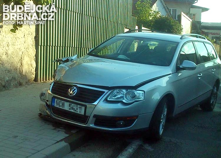 Do zaparkovaného Opelu Corsa narazil Volkswagen Passat