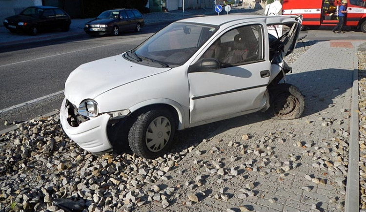 Do zaparkovaného Opelu Corsa narazil Volkswagen Passat