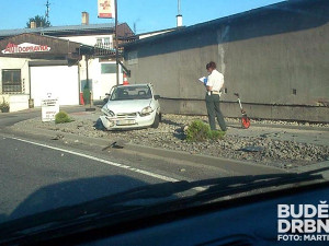 Do zaparkovaného Opelu Corsa narazil Volkswagen Passat