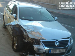 Do zaparkovaného Opelu Corsa narazil Volkswagen Passat
