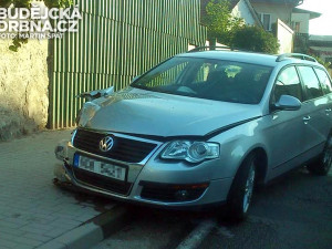 Do zaparkovaného Opelu Corsa narazil Volkswagen Passat