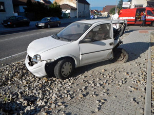 Do zaparkovaného Opelu Corsa narazil Volkswagen Passat