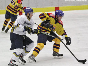 První střelec Motoru České Budějovice Antonín Melka bráněný Ondřejem Havlíčkem