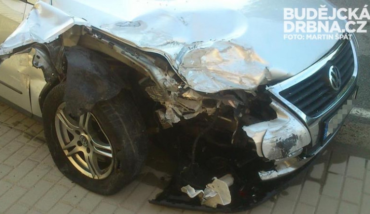 Do zaparkovaného Opelu Corsa narazil Volkswagen Passat