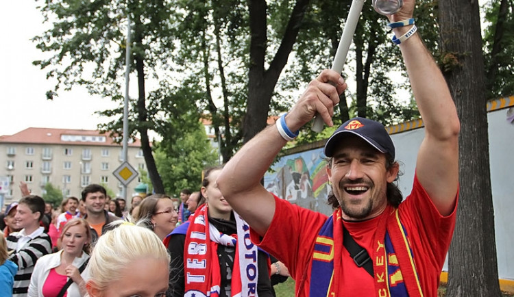 Oslavný pochod fanoušků znovuzrozeného Motoru