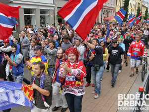 Oslavný pochod fanoušků znovuzrozeného Motoru