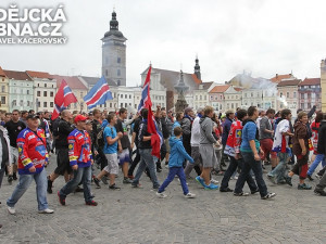 Oslavný pochod fanoušků znovuzrozeného Motoru
