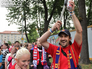 Oslavný pochod fanoušků znovuzrozeného Motoru