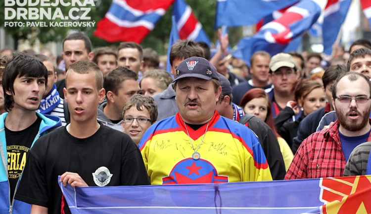 Oslavný pochod fanoušků znovuzrozeného Motoru