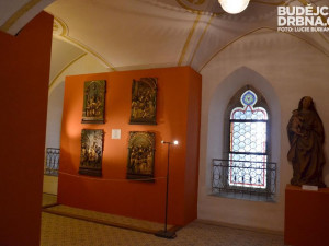 Expozici podrthuje jednoduchost prezentace výtvarných artefaktů