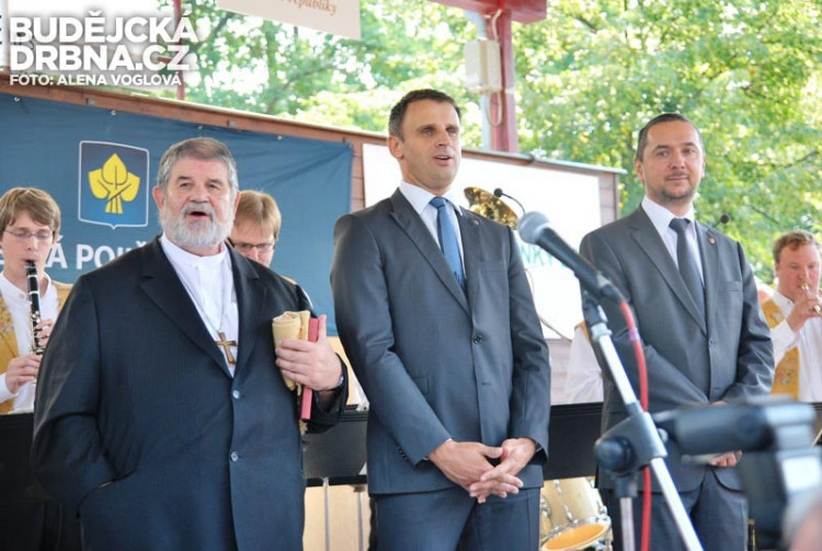 Českobudějovický biskup Jiří Paďour, jihočeský hejtman Jiří Zimola a primátor Budějc Juraj Thoma (zleva)