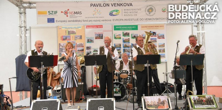 Živá hudba se ozývala ze všech koutů výstaviště