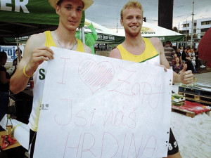 Petr Šulista a Michalem Kriškem fandí svému spoluhráči