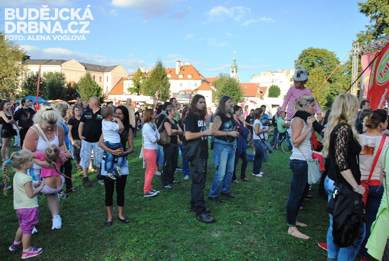 Odpoledne se před pódiem dalo ještě normálně chodit
