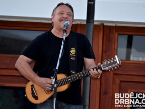 Koncert skupiny Hop Trop na pivovarském dvoře 1. českobudějovického minipivovaru Kněžínek