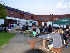 Koncert skupiny Hop Trop na pivovarském dvoře 1. českobudějovického minipivovaru Kněžínek
