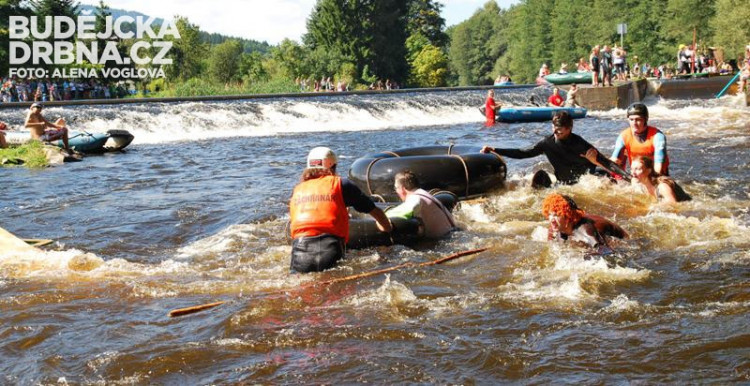 Záchranáři měli hned u prvního jezu plné ruce práce