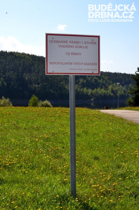 Některé tabule zakazují vstup do ochranného pásma