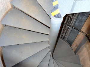 Schody do dolní části věže