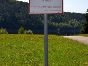 Některé tabule zakazují vstup do ochranného pásma