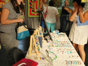 Ženy měly možnost si koupit i šperky