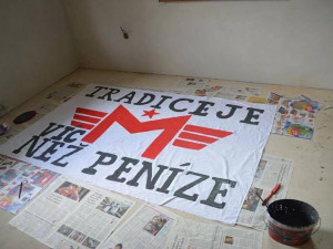 Plachta, která bude celou sezonu viset pod třineckým kotlem