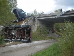 Srážka dodávky a náklaďáku s cisternou u Borku