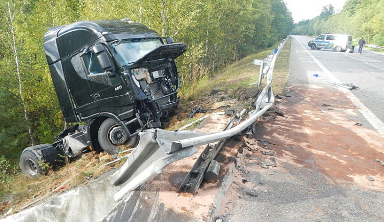 Srážka dodávky a náklaďáku s cisternou u Borku