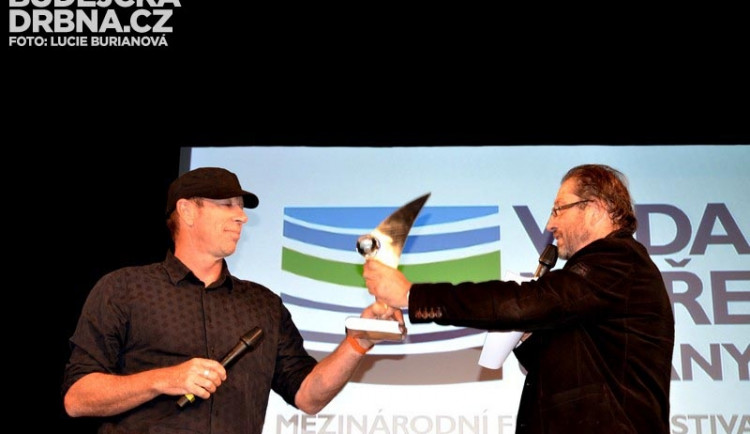 Steve Lichtag předává hlavní cenu MFF Davidu Hannanovi