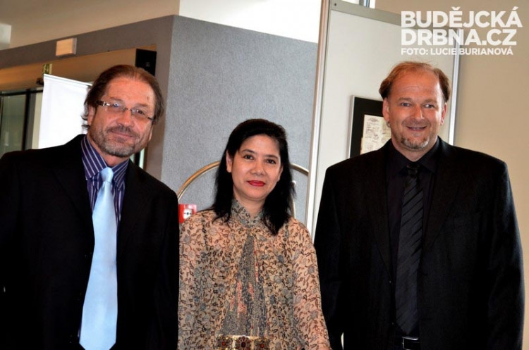 Doteky Indonésie v RRC - Ambassadorka Indonésie Emeria W. Siregard, Jindřich Soukal a Steve Lichtag